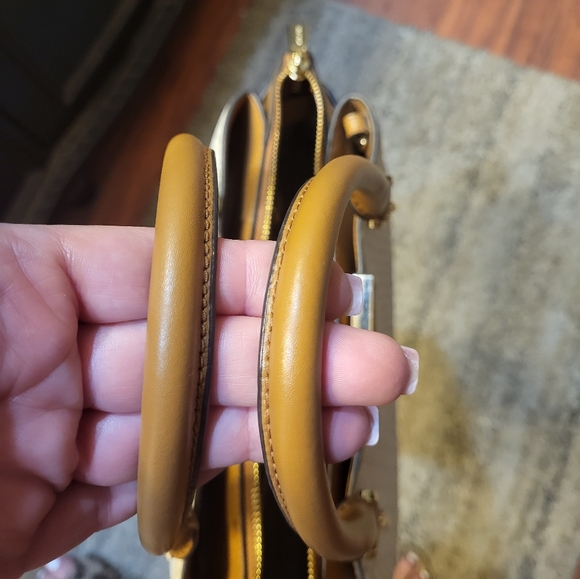 🎉🎉SOLD OUTSIDE OF POSHMARK 🎉🎉Michael Kors Handbag - Picture 4 of 9